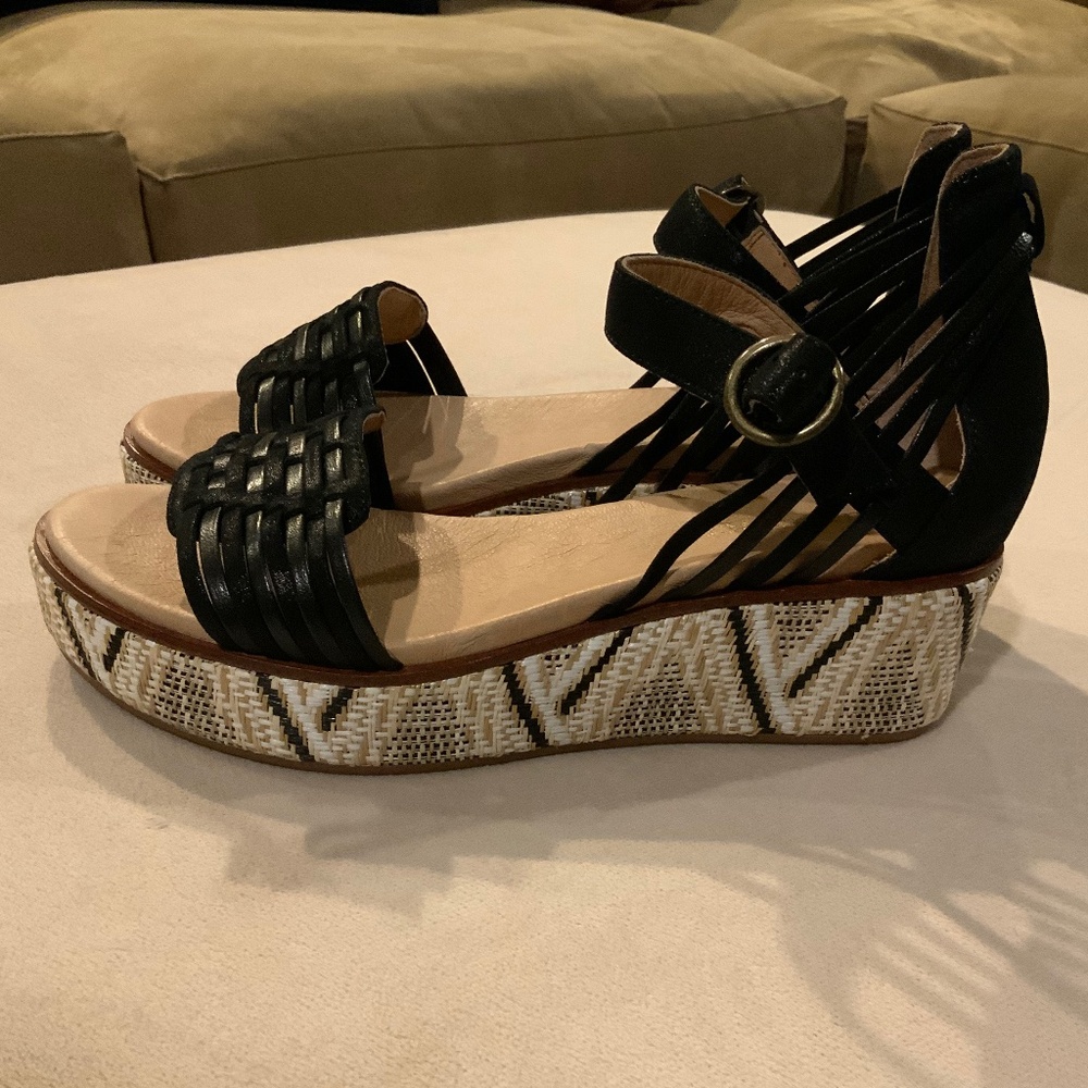 Sundance Black Tan 8.5 Platform Sandals  Never Worn Travel Scandi Normcore